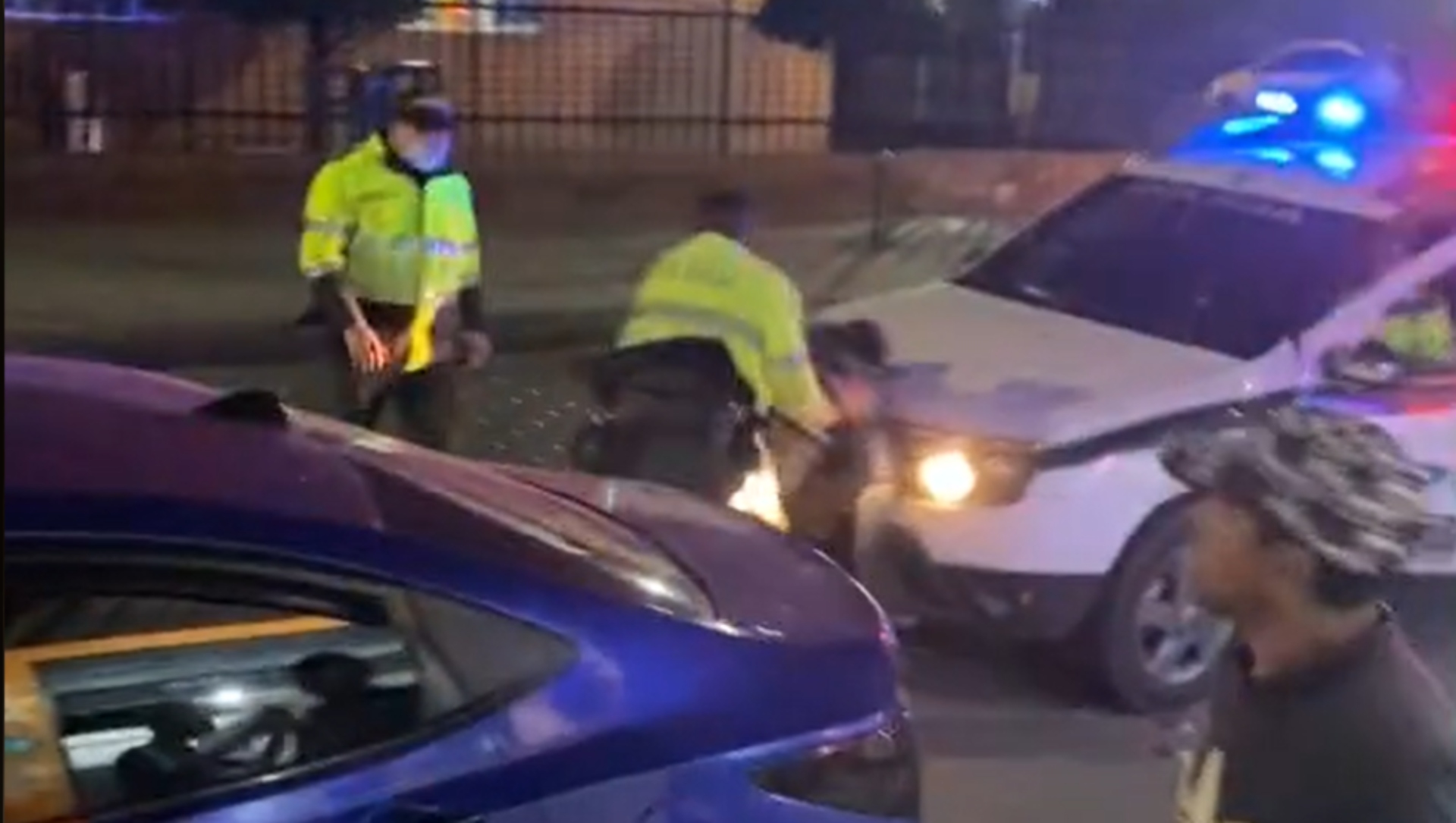 Sargento de policía colombiana arrojó de cara contra un carro a un civil