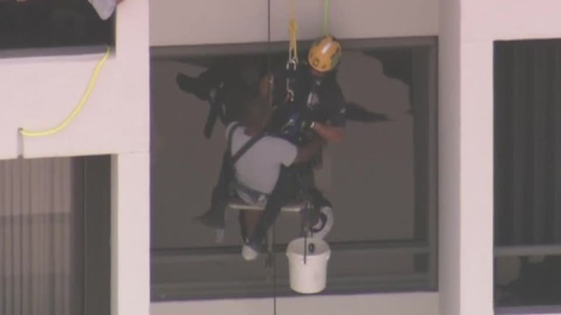 RESCATAN a un limpiador de ventanas que COLGABA en un edificio de 23 pisos