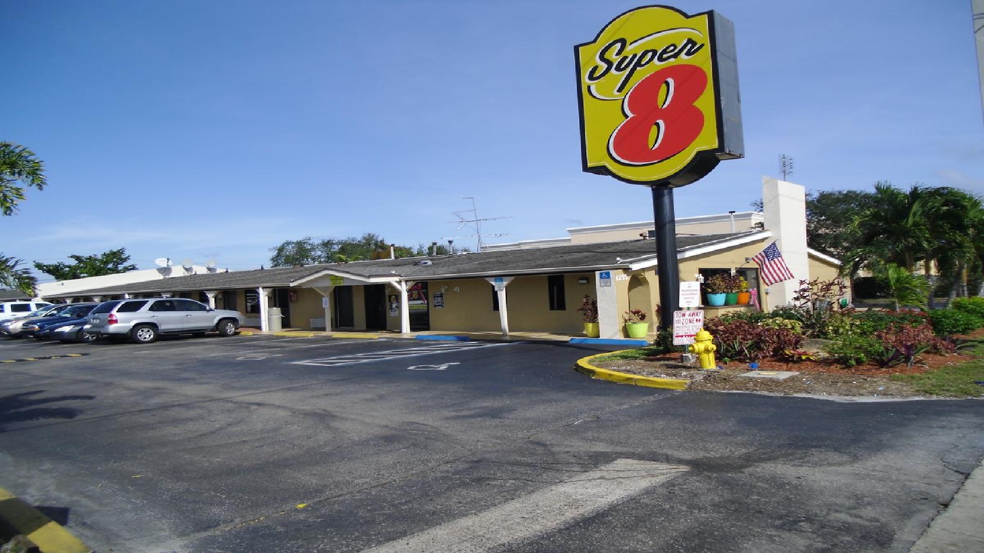Investigan el asesinato de una MUJER en un Hotel Super 8 en LANTANA
