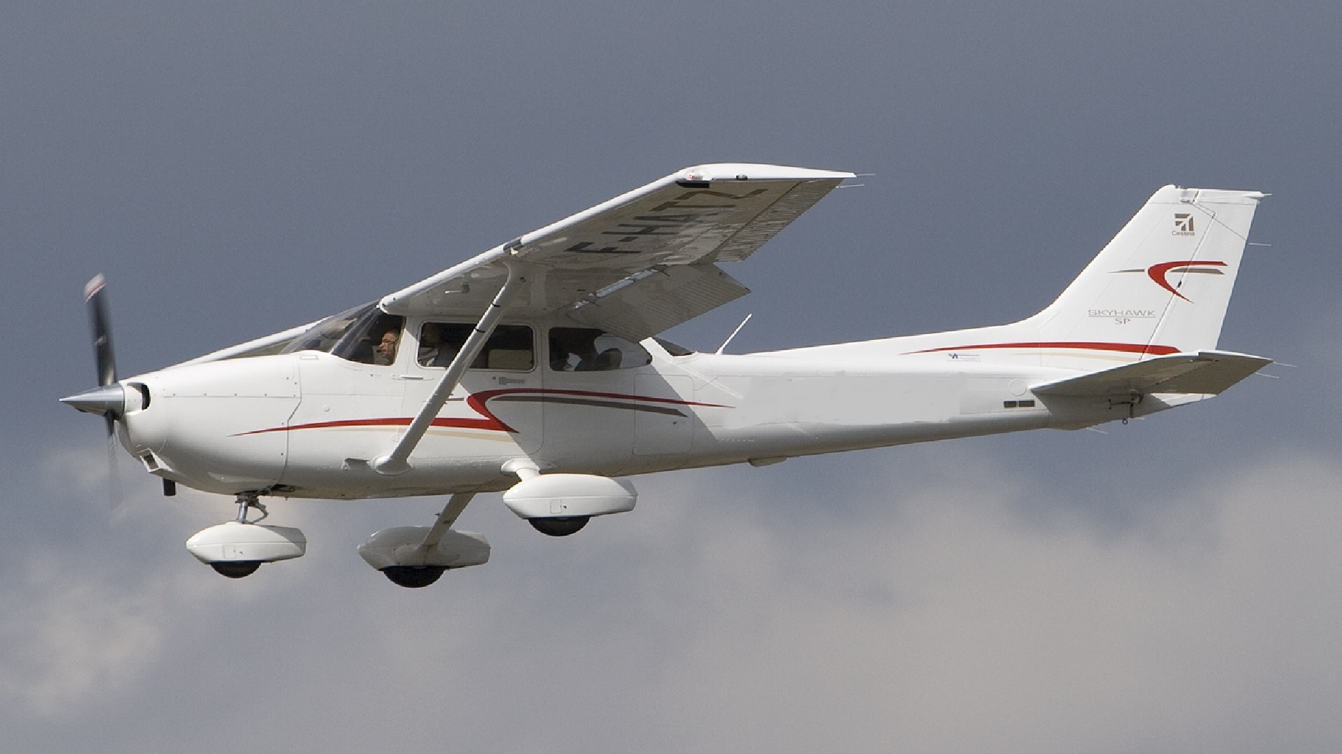 Mujer herida después de que su AVIÓN se estrelló en una pista de WELLINGTON