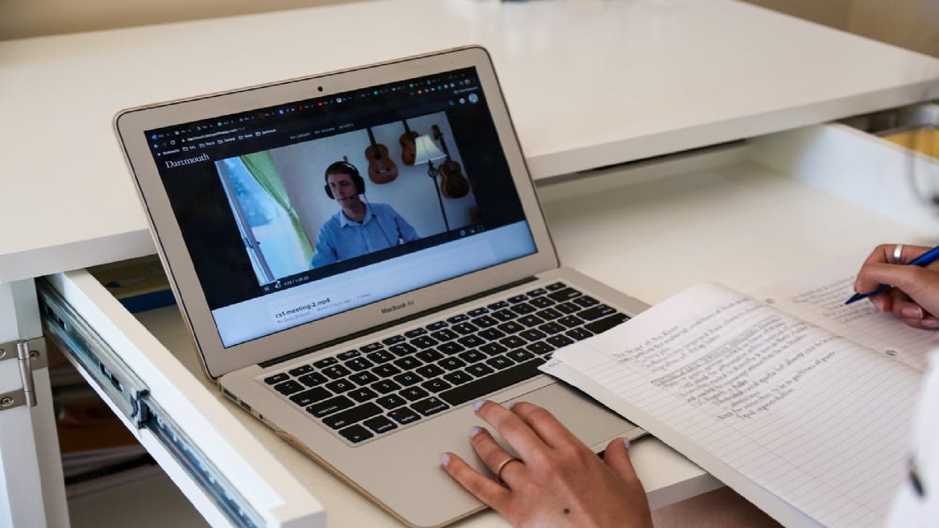 Clases ONLINE para comunidades de bajos RECURSOS es un debate continuo