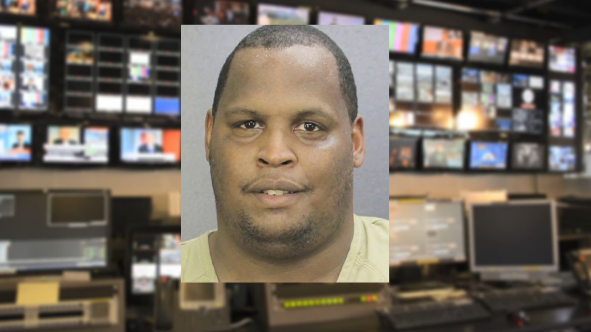 Arrestan a MONITOR de escuelas en BROWARD por solicitar videos sexuales.