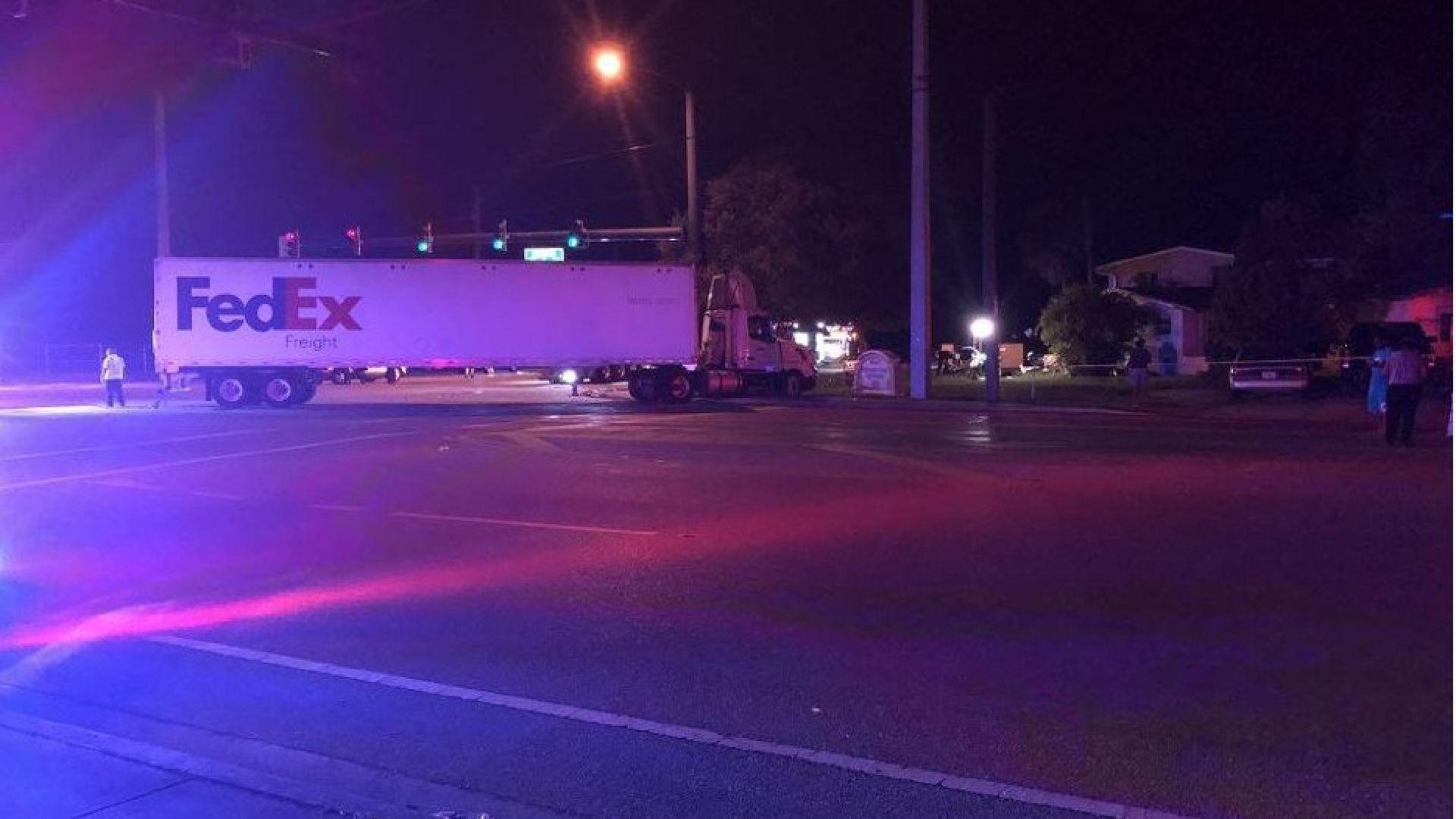 Camión de FEDEX se estrella contra una casa en WEST PALM BEACH