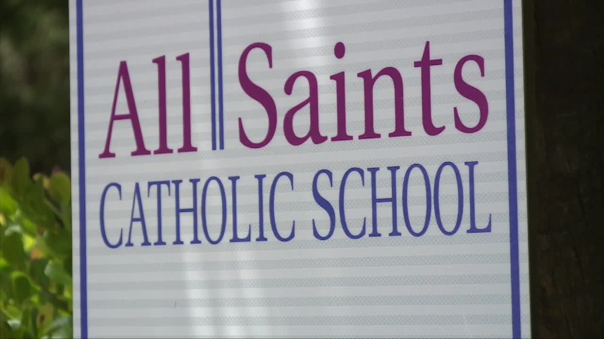 Demandan a All Saints Catholic School y la Diósesis de PALM BEACH