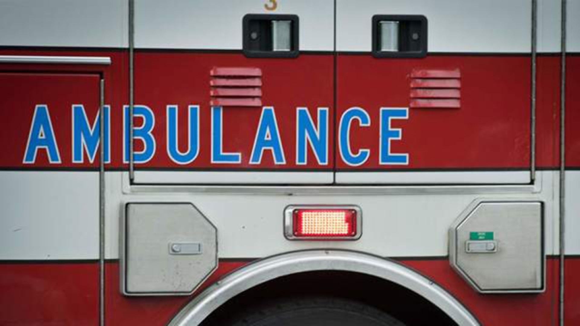 Dos personas HERIDAS en accidente de auto y motocicleta en LAKE WORTH