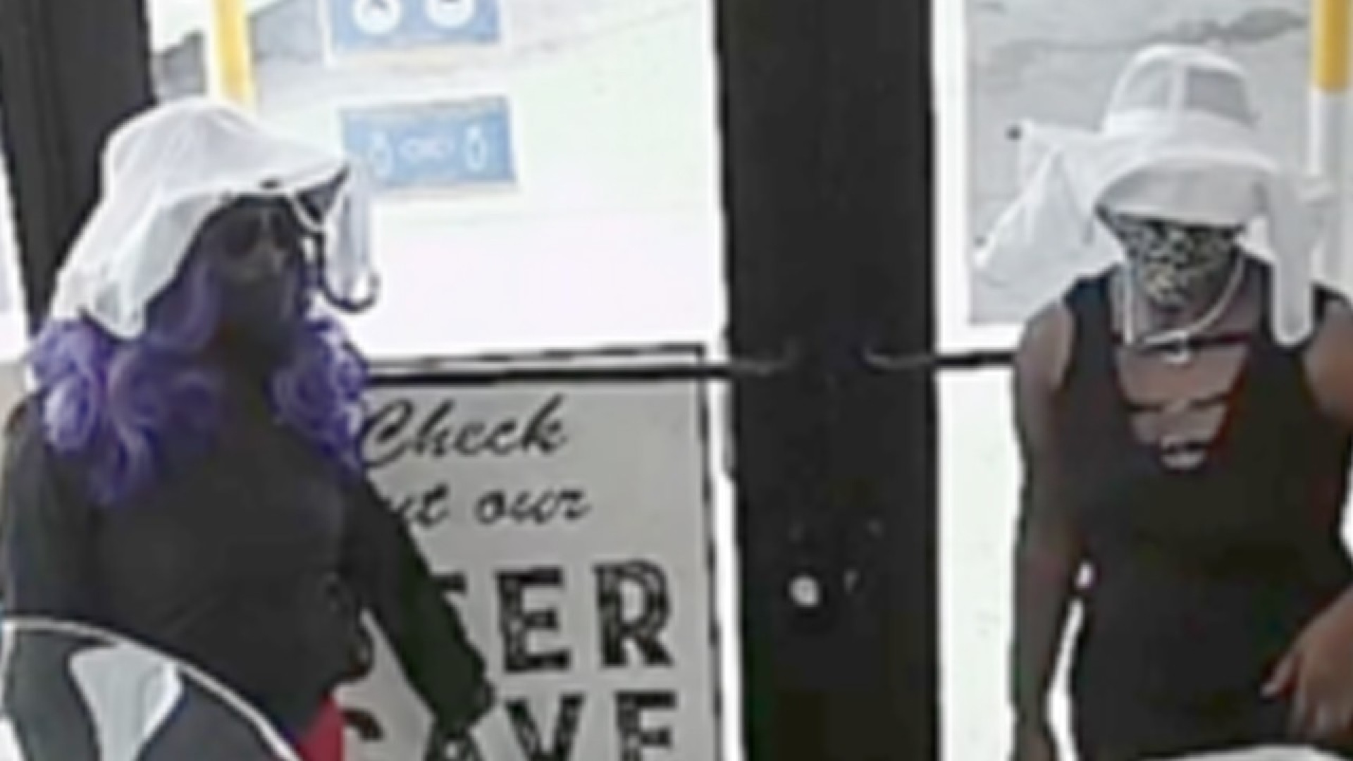 Policía de FORT PIERCE está buscando 2 mujeres ladronas ENSOMBRERADAS