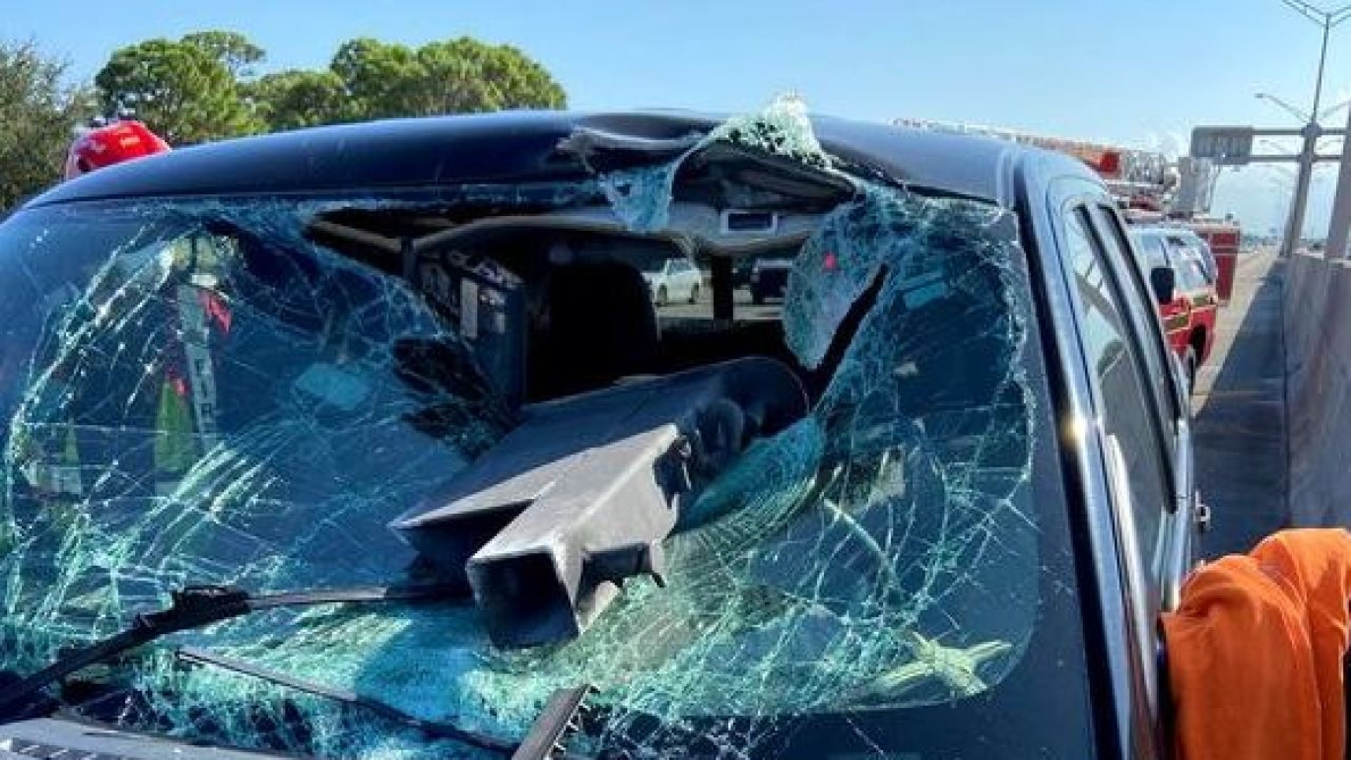CAE en el PARABRISAS UNA PIEZA de METAL en la I95 en Boynton Beach