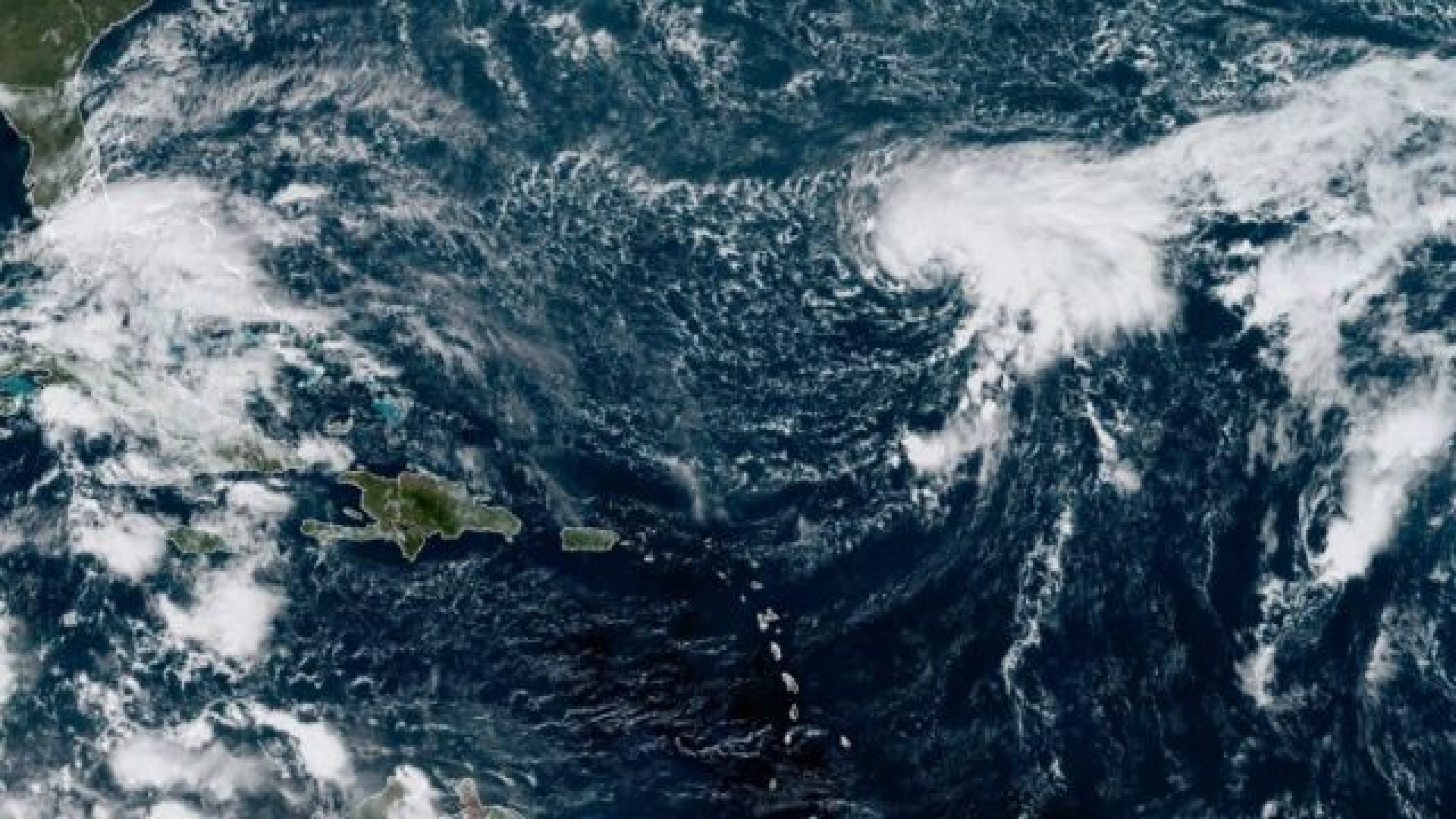 Tormenta tropical Epsilon sería huracán pero no afectaría a Estados Unidos