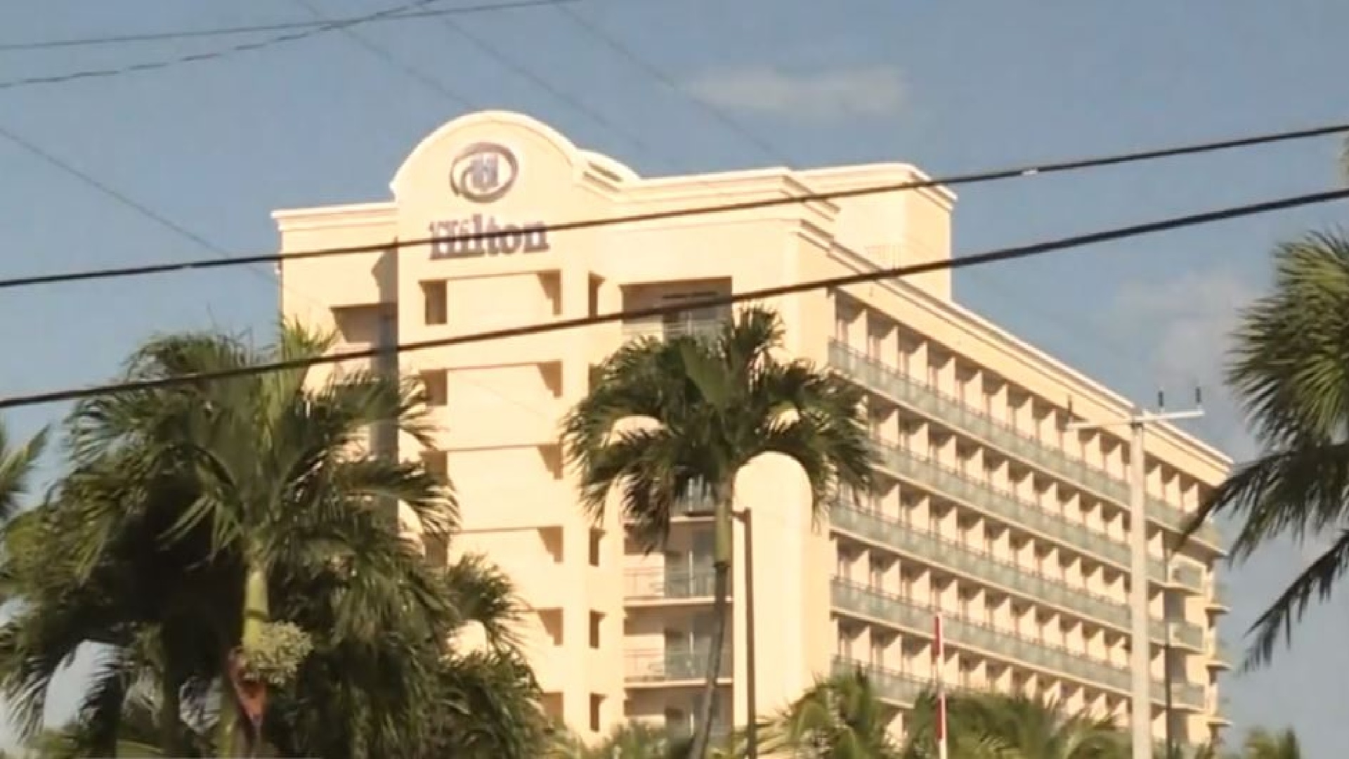 JOVEN MUJER ENCONTRADA MUERTA en un hotel Hilton en Singer Island