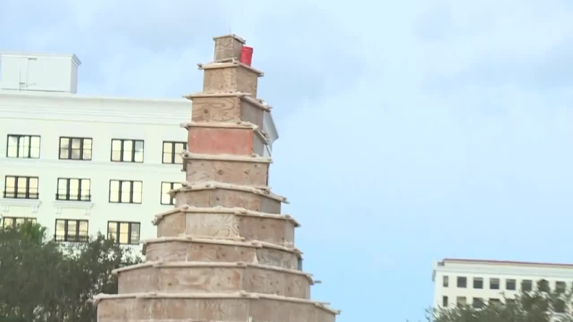 Regresa “SANDI” el árbol de NAVIDAD de 700 toneladas de arena en PALM BEACH