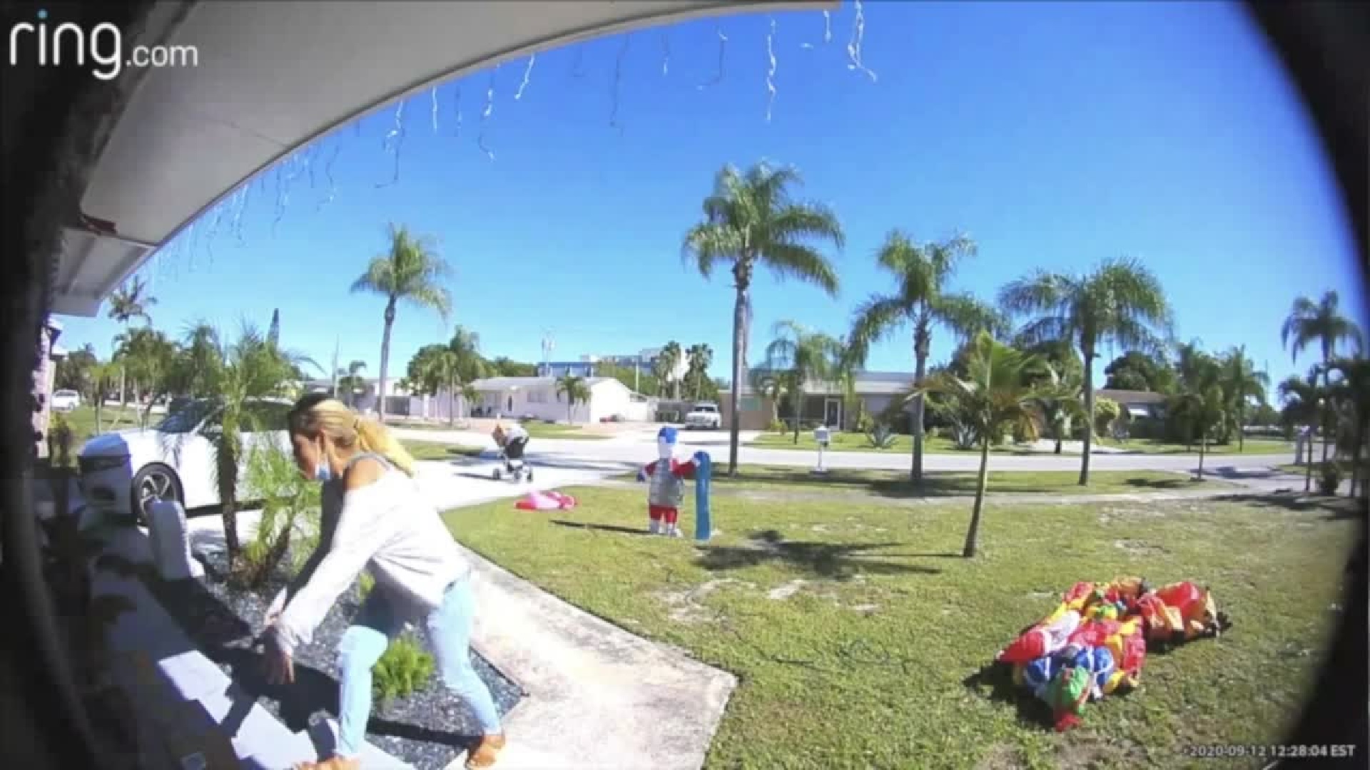 ROBA PAQUETES de PUERTA con BEBÉ en COCHECITO en Palm Springs