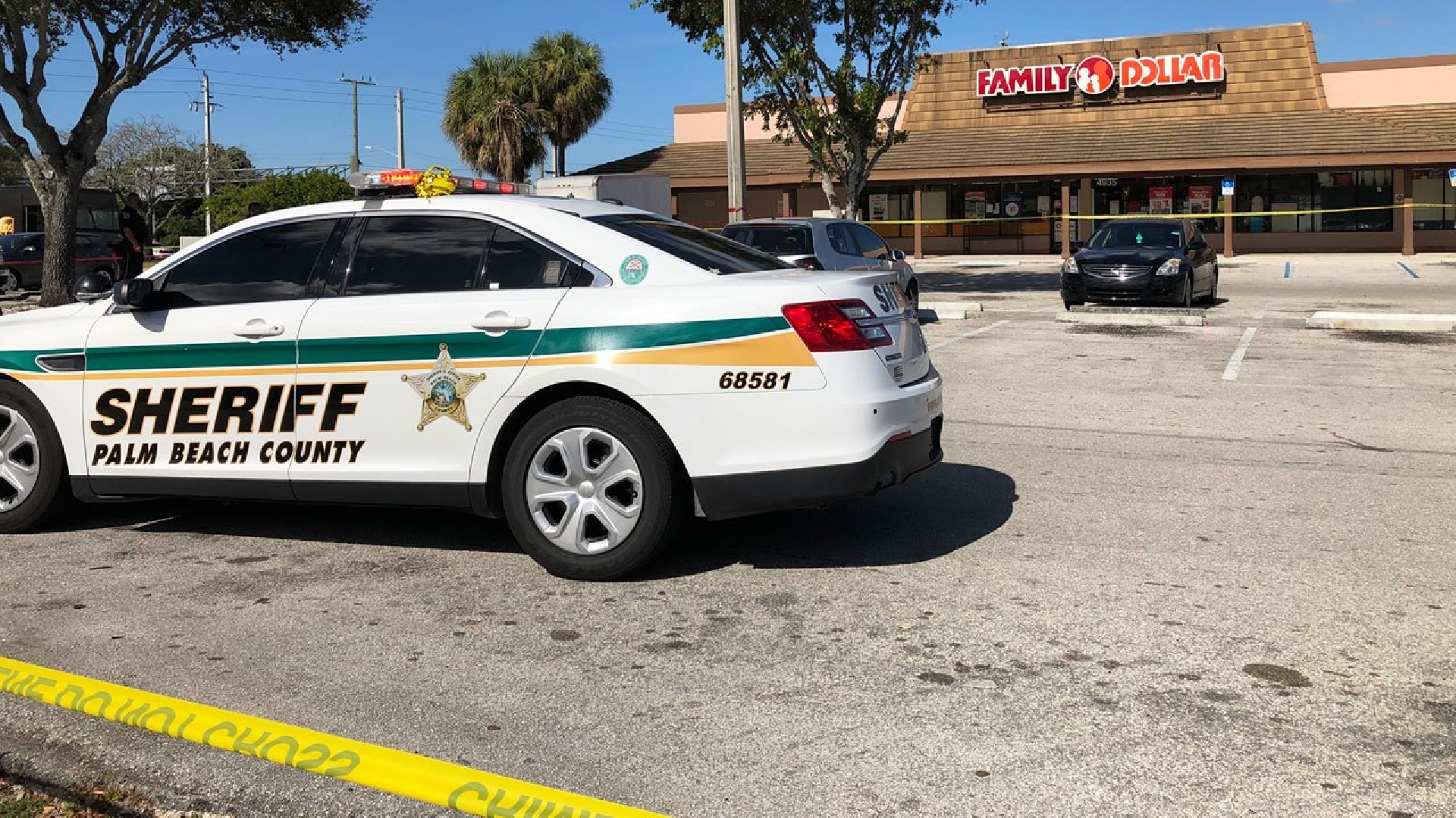 HOMBRE recibe DISPARO en la PIERNA en FAMILY DOLLAR en West Palm Beach