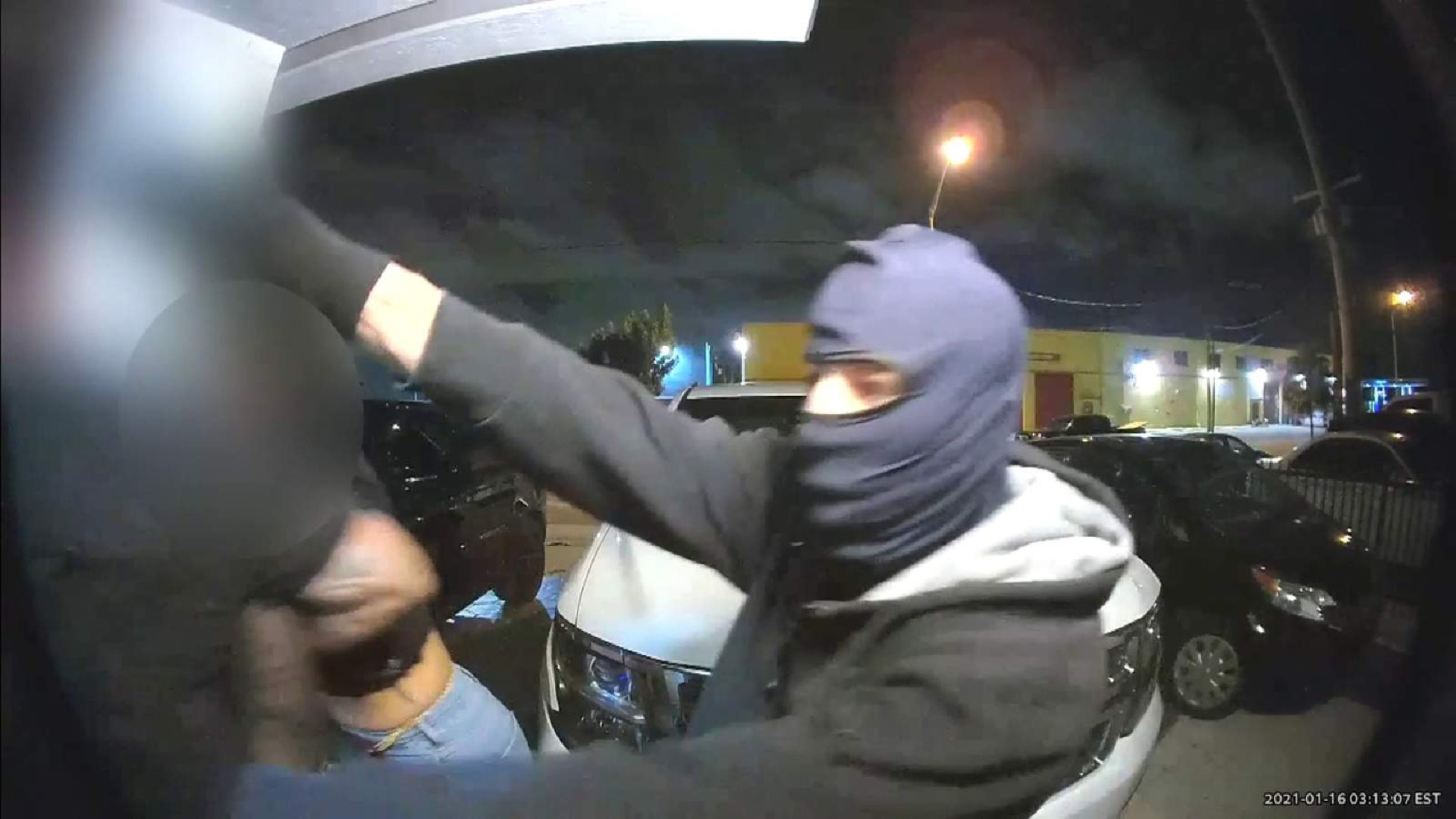 LADRONES ATACAN a PAREJA en la entrada de su CASA en Hialeah
