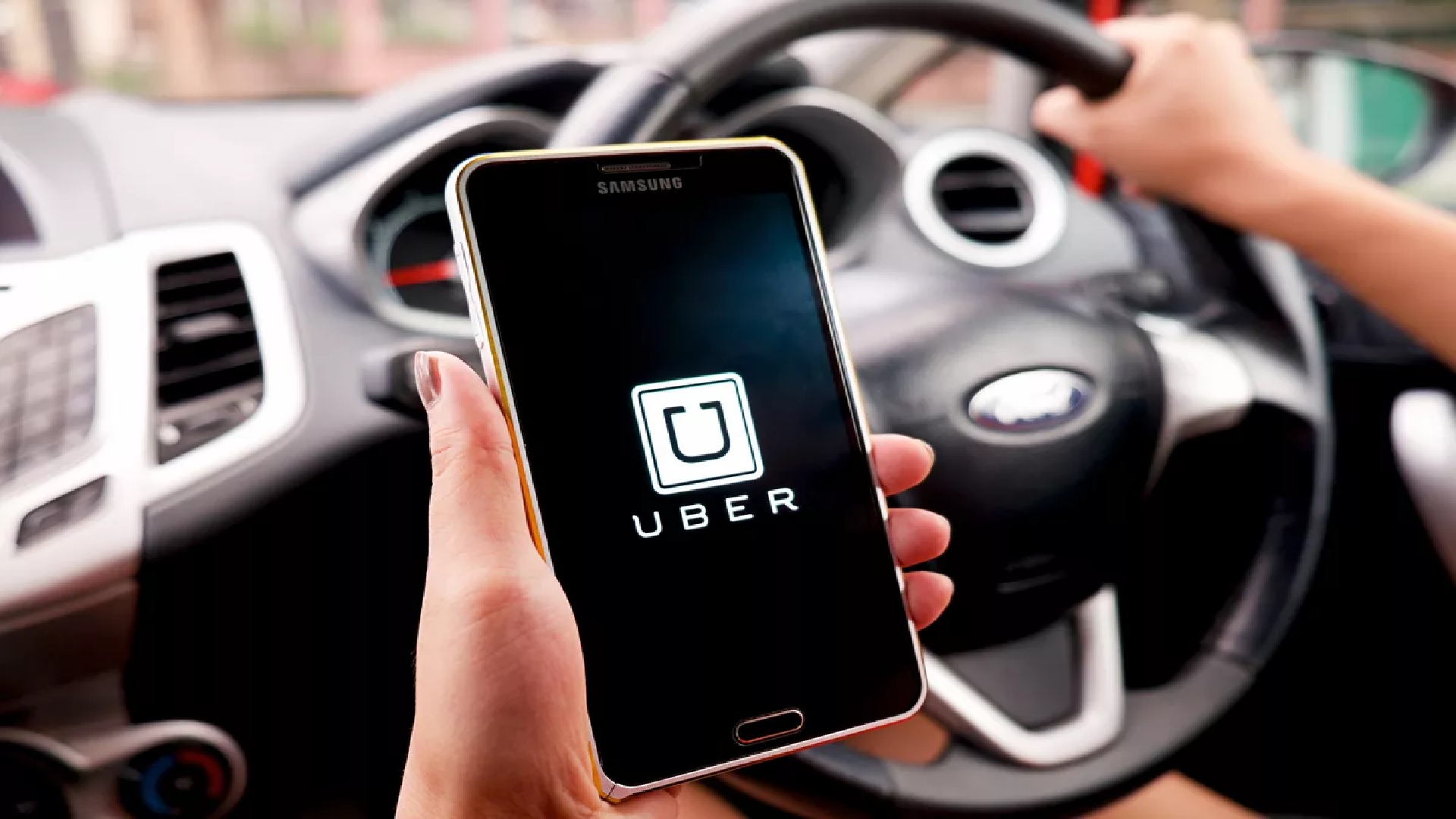 CONDUCTOR de UBER ATROPELLA POLICÍA por TEXTEAR en Miami Beach