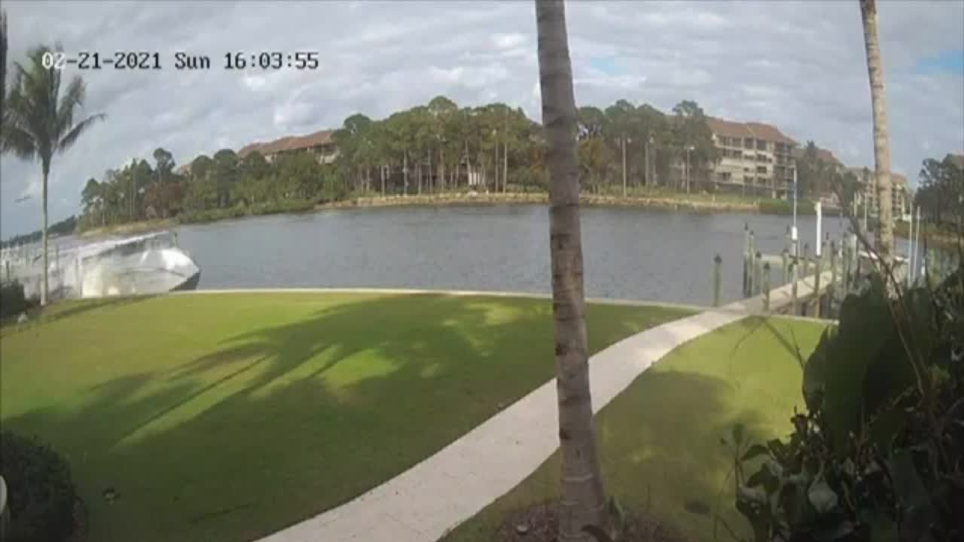 COMPARTEN VIDEO de BOTE ESTRELLÁNDOSE en un PATIO en Palm Beach Gardens