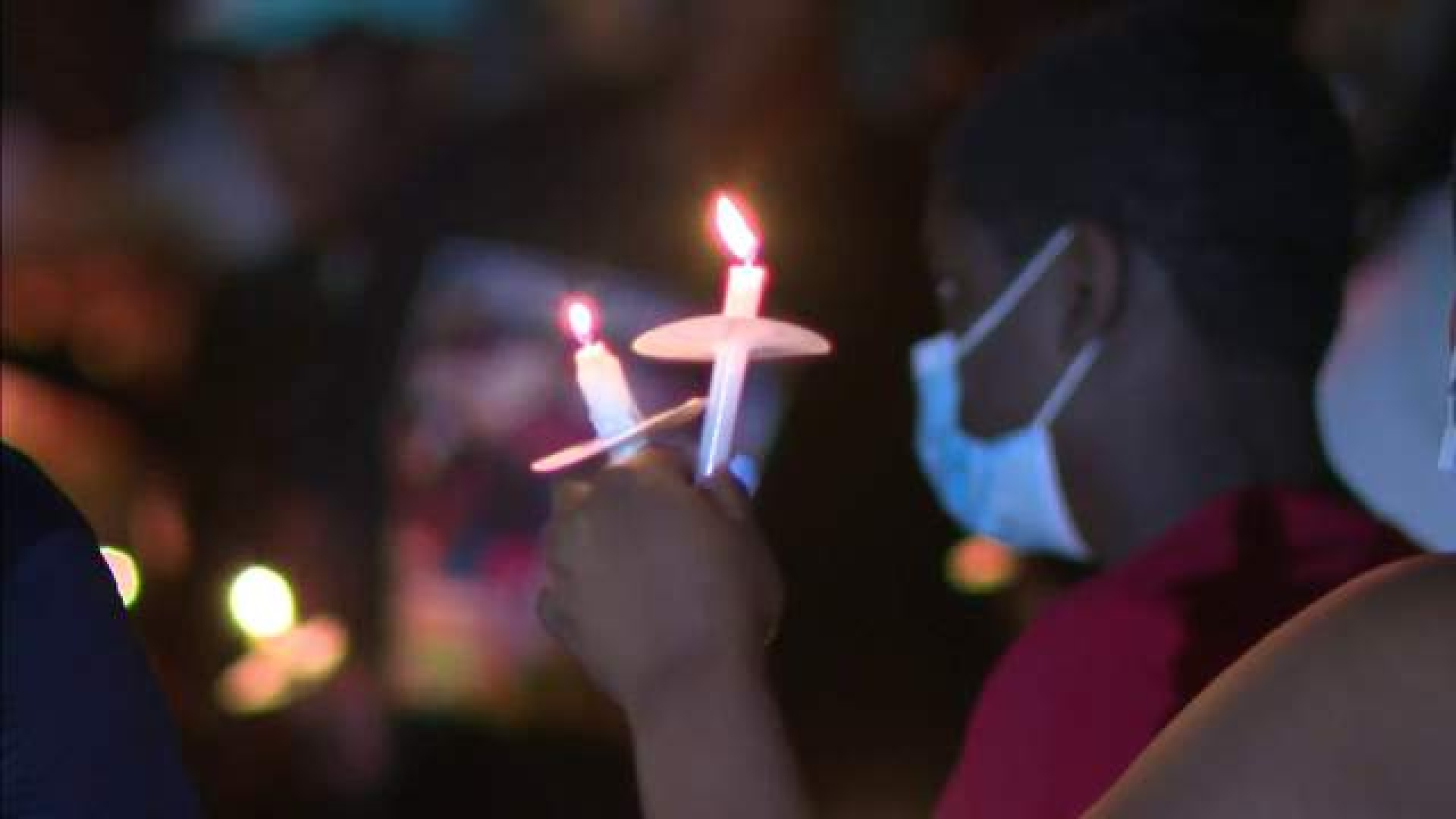 100 PERSONAS ORAN por JUSTICIA en VIGILIA con VELAS y GLOBOS en Miami Dade