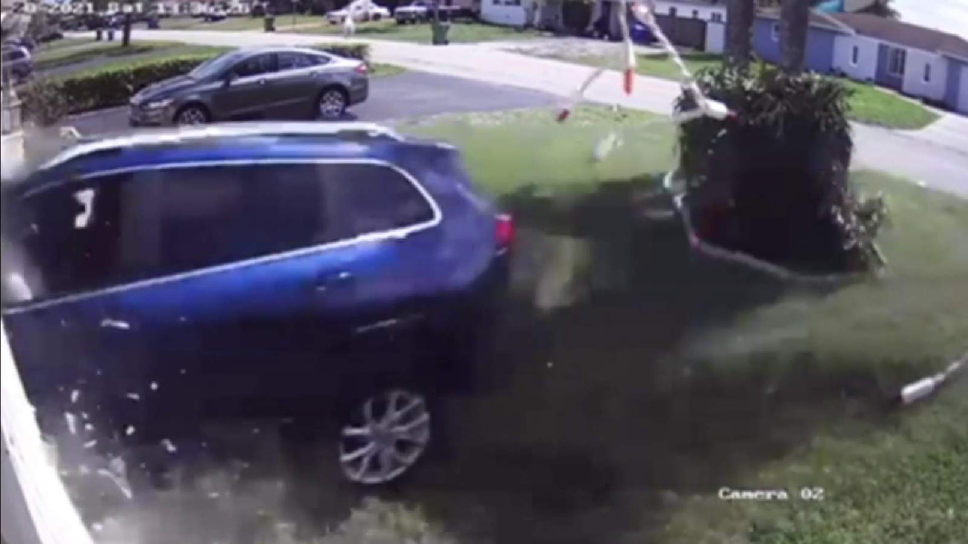 COMPARTEN VIDEO de un AUTO ESTRELLÁNDOSE en una CASA en Pembroke Pines