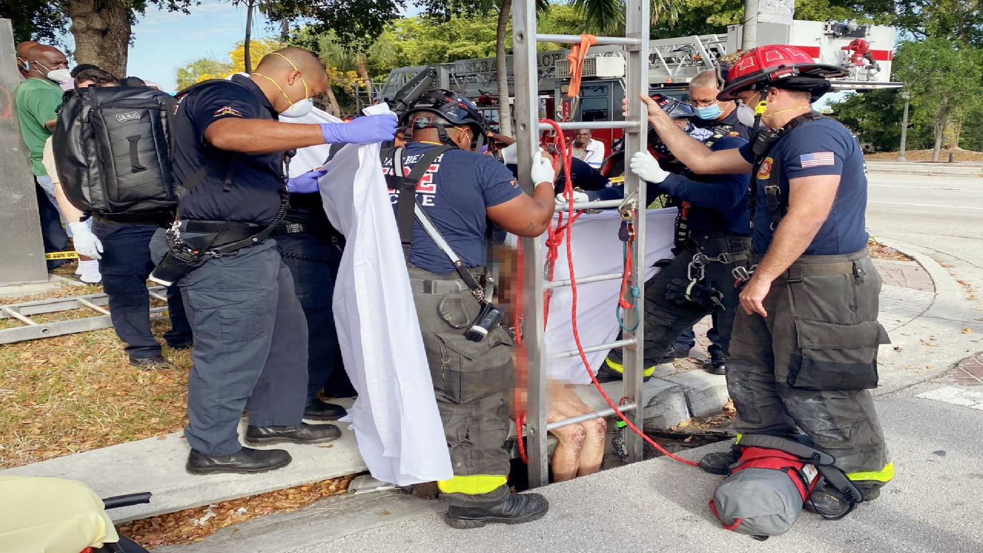 RESCATAN MUJER DESAPARECIDA DESNUDA en una ALCANTARILLA en Delray Beach