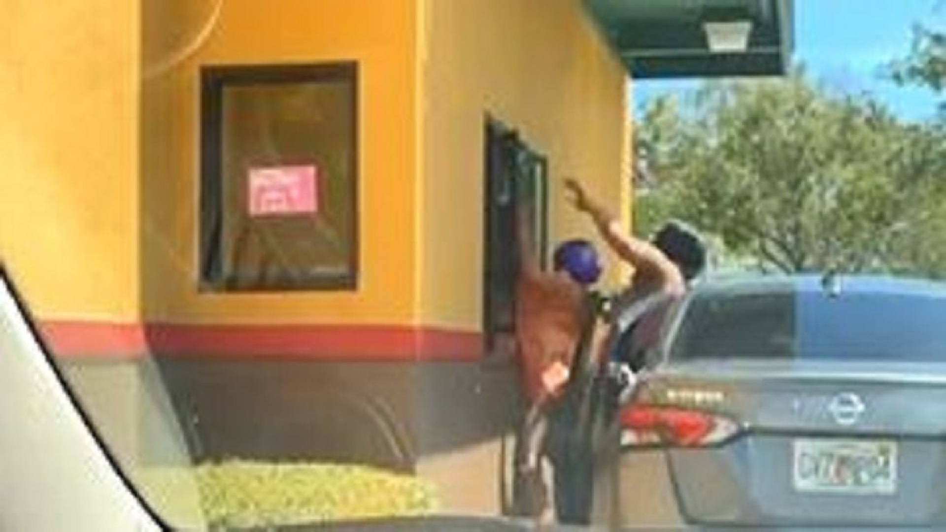 MUJERES ATACAN EMPLEADOS del RESTAURANTE “POPEYES” en Lantana
