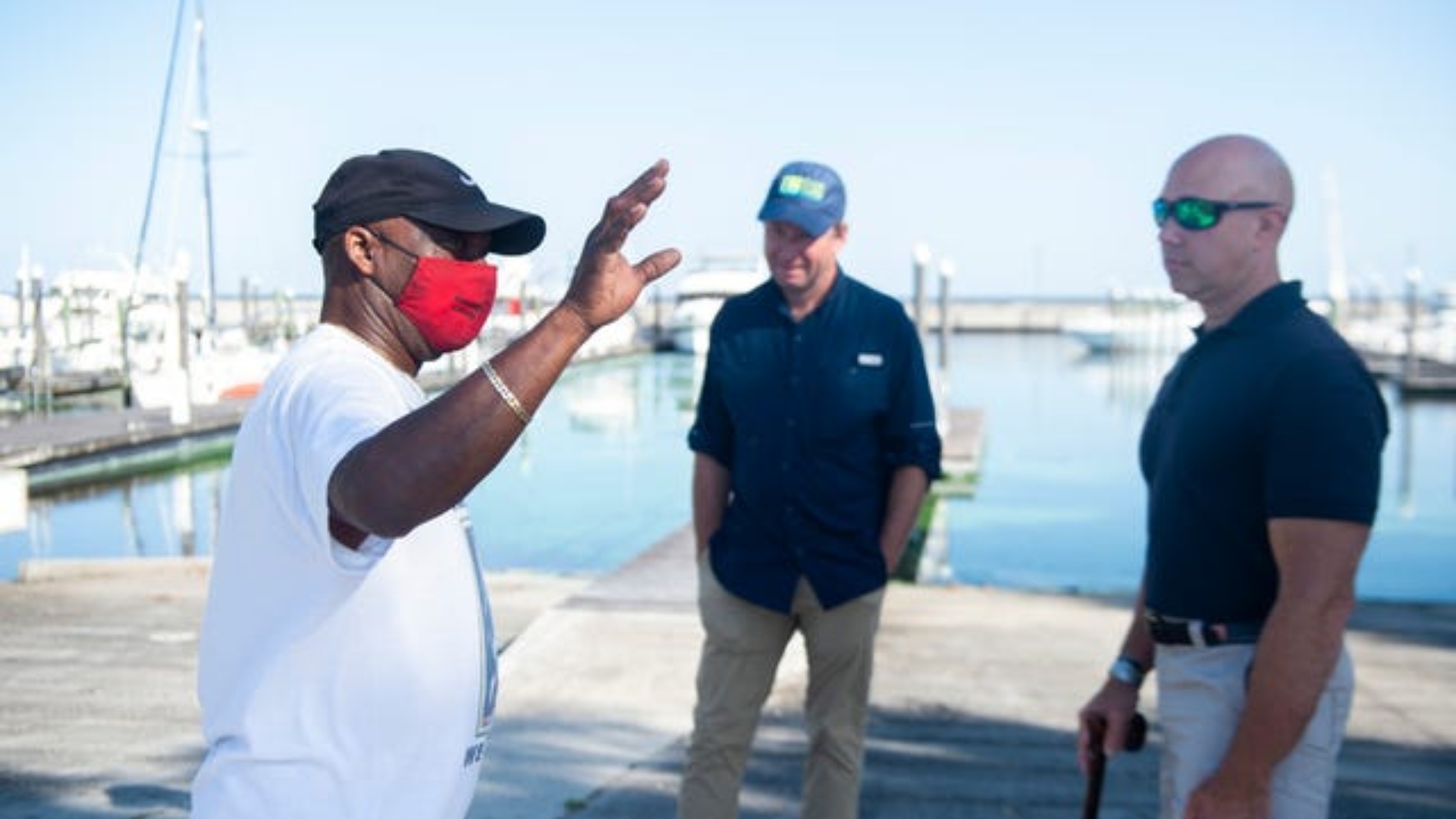 Representante Brian Mast hace monitoreo de algas tóxicas en Palm Beach