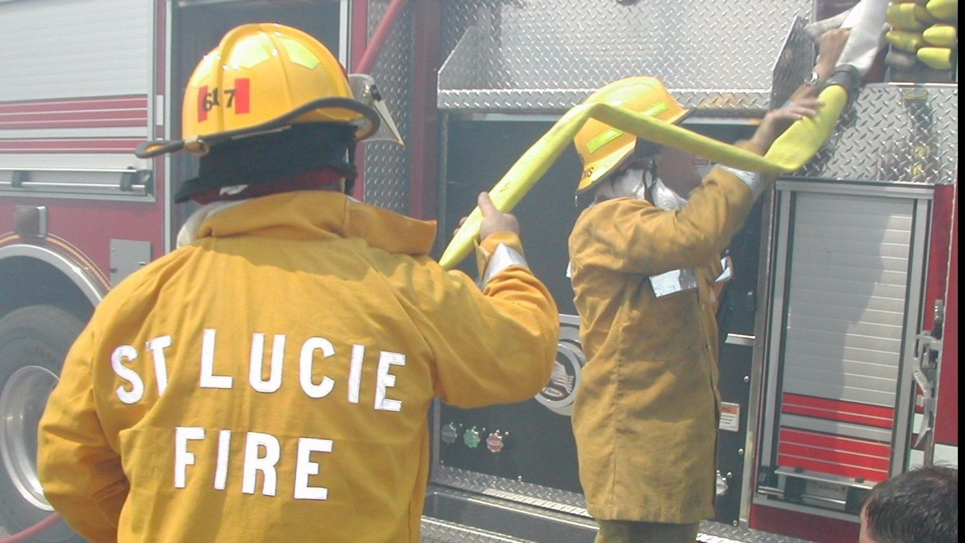 Bomberos controlan un incendio potencialmente peligroso en St. Lucie