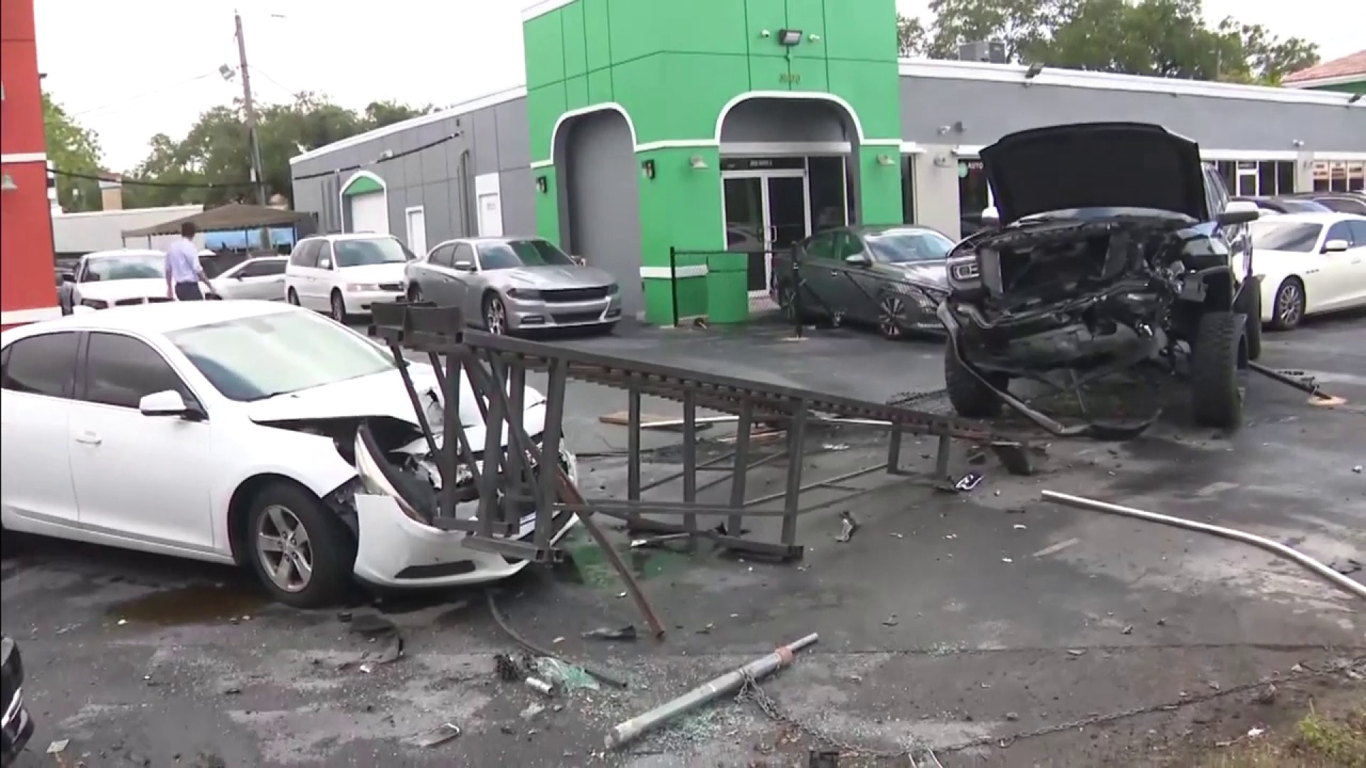 Conductor choca contra varios autos en un concensionario en Miramar
