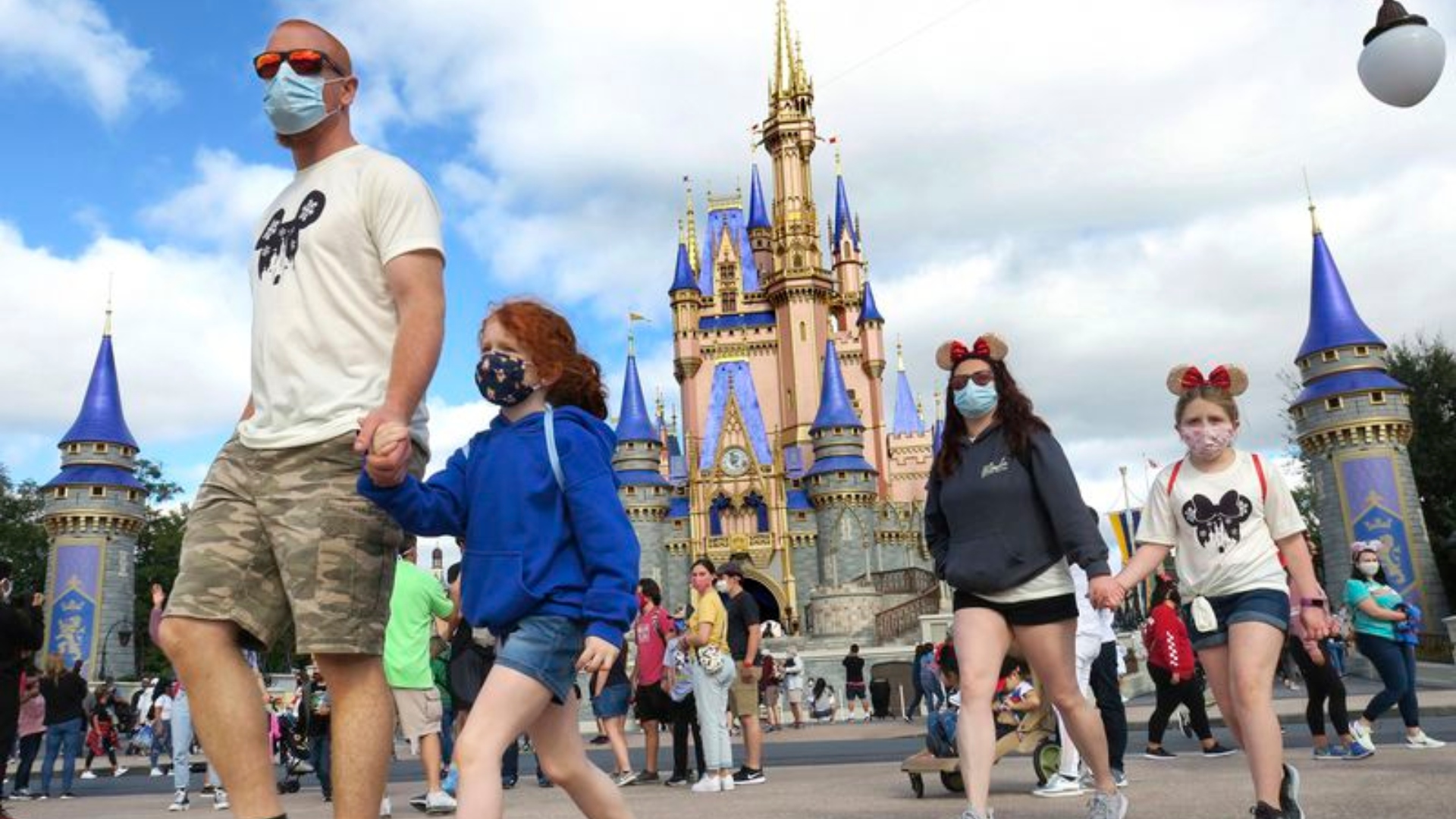 Reactivan uso de mascarilla en los parques de Disney, en Orlando