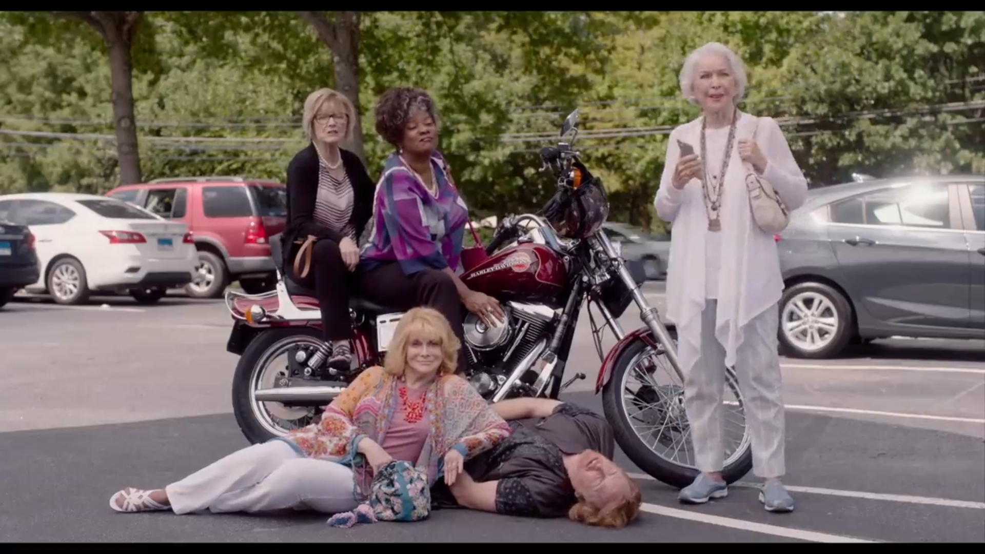 Comedia con chicas malas de la tercera edad en “Queen Bees”