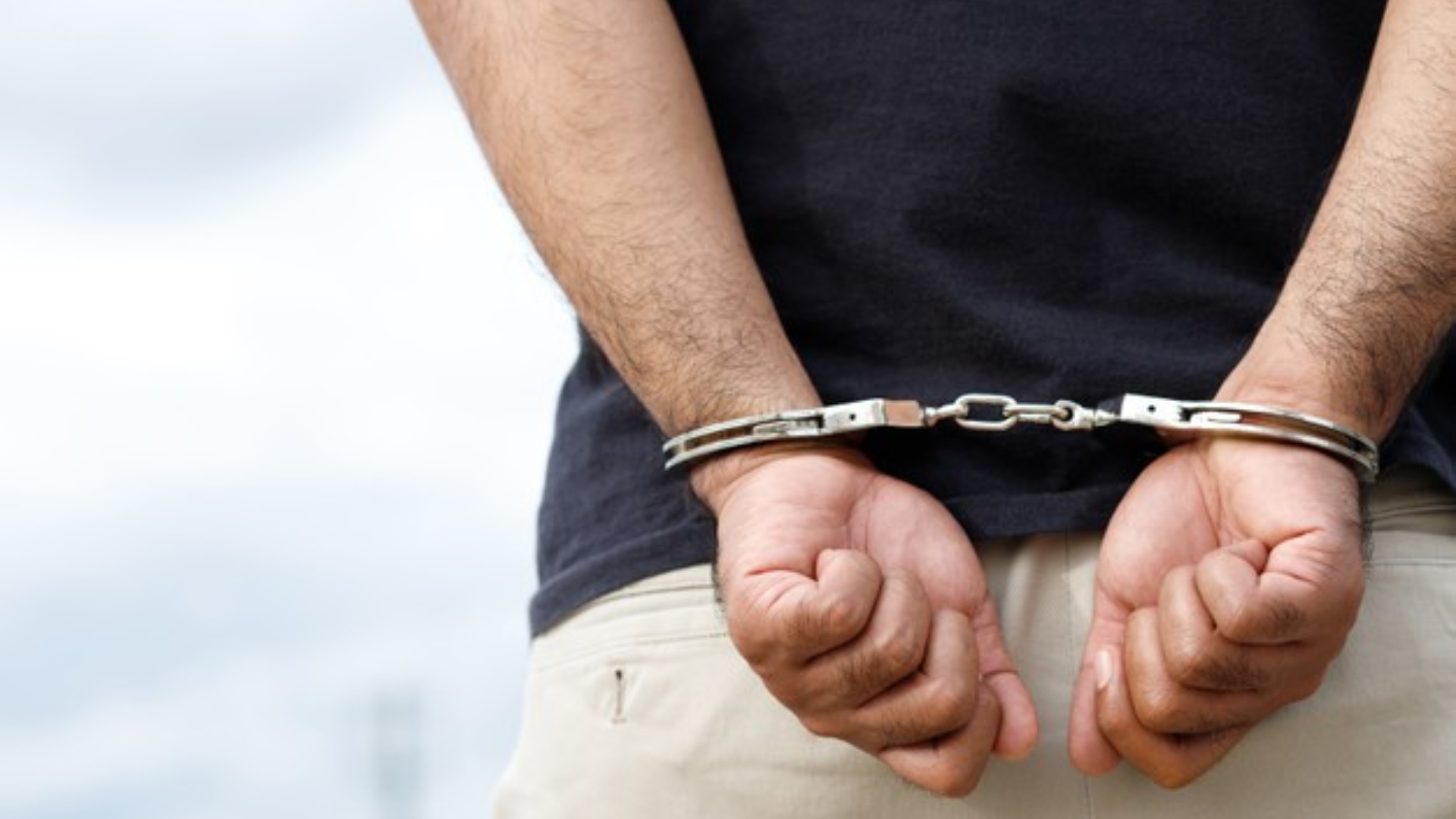 Oficial de Palm Springs con 12 cargos, como agresión, extorsión y obstrucción