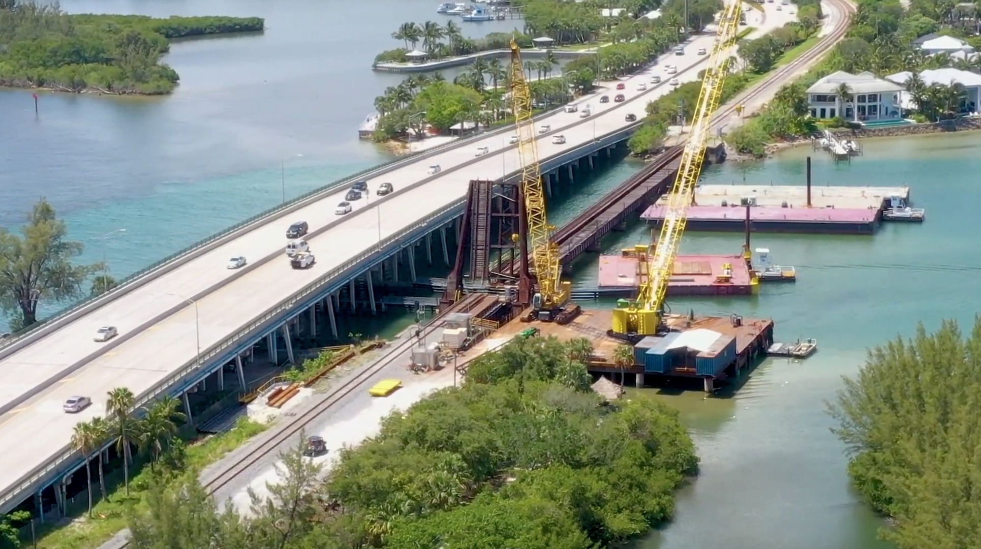 Brightline a Orlando trabajan en el puente del Río Loxahatchee