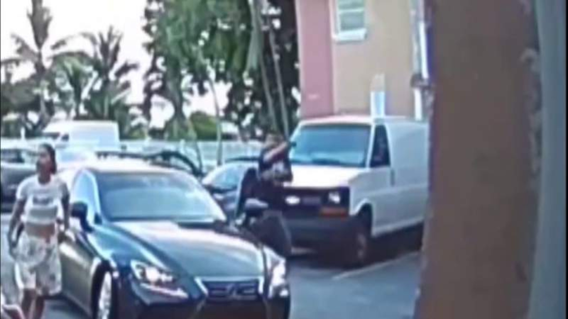 Temor hace que familia de Hialeah deje su casa por disputa con residentes