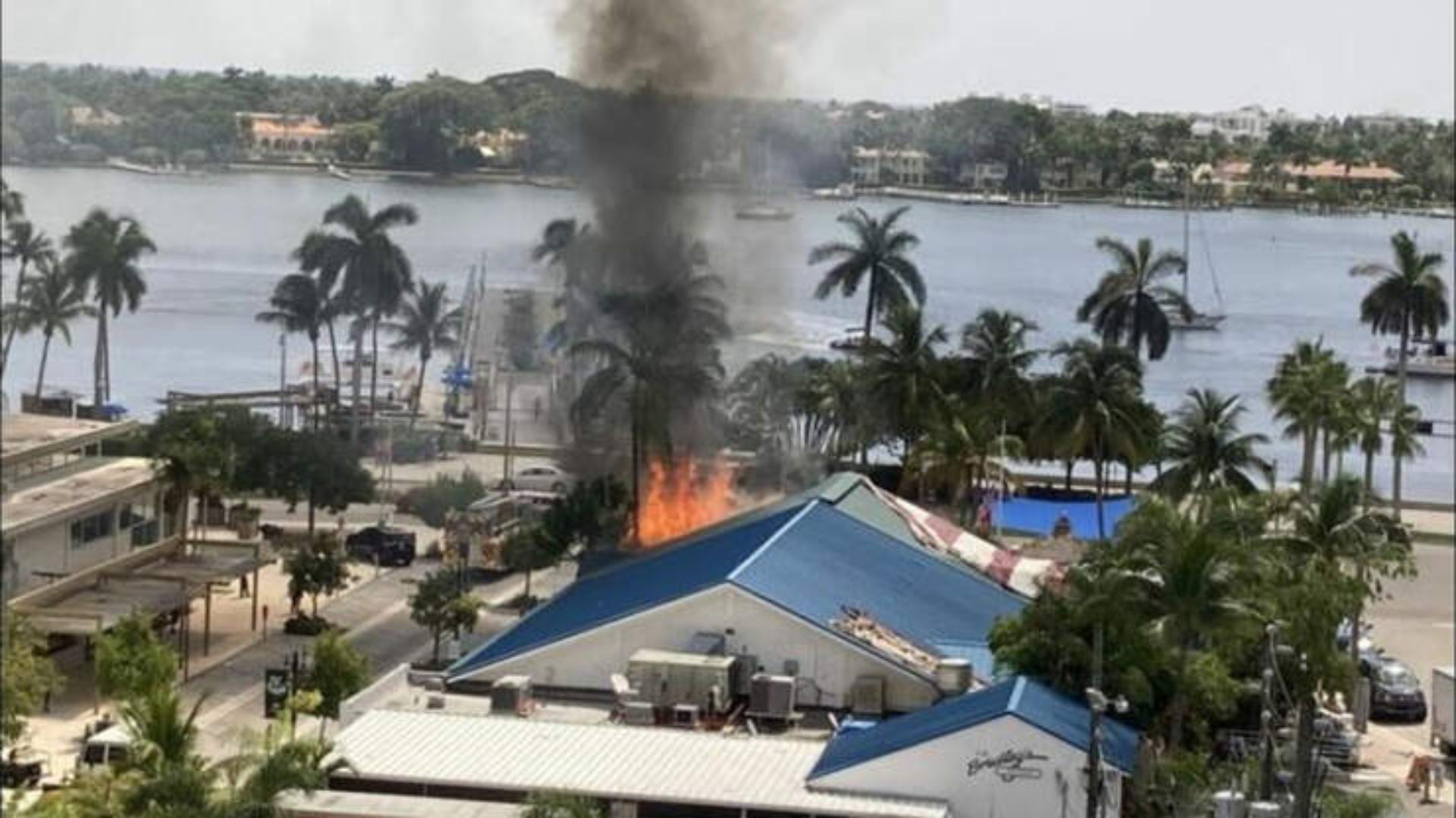 Incendio de cabaña tiki en Bradley’s Saloon en Clematis St.
