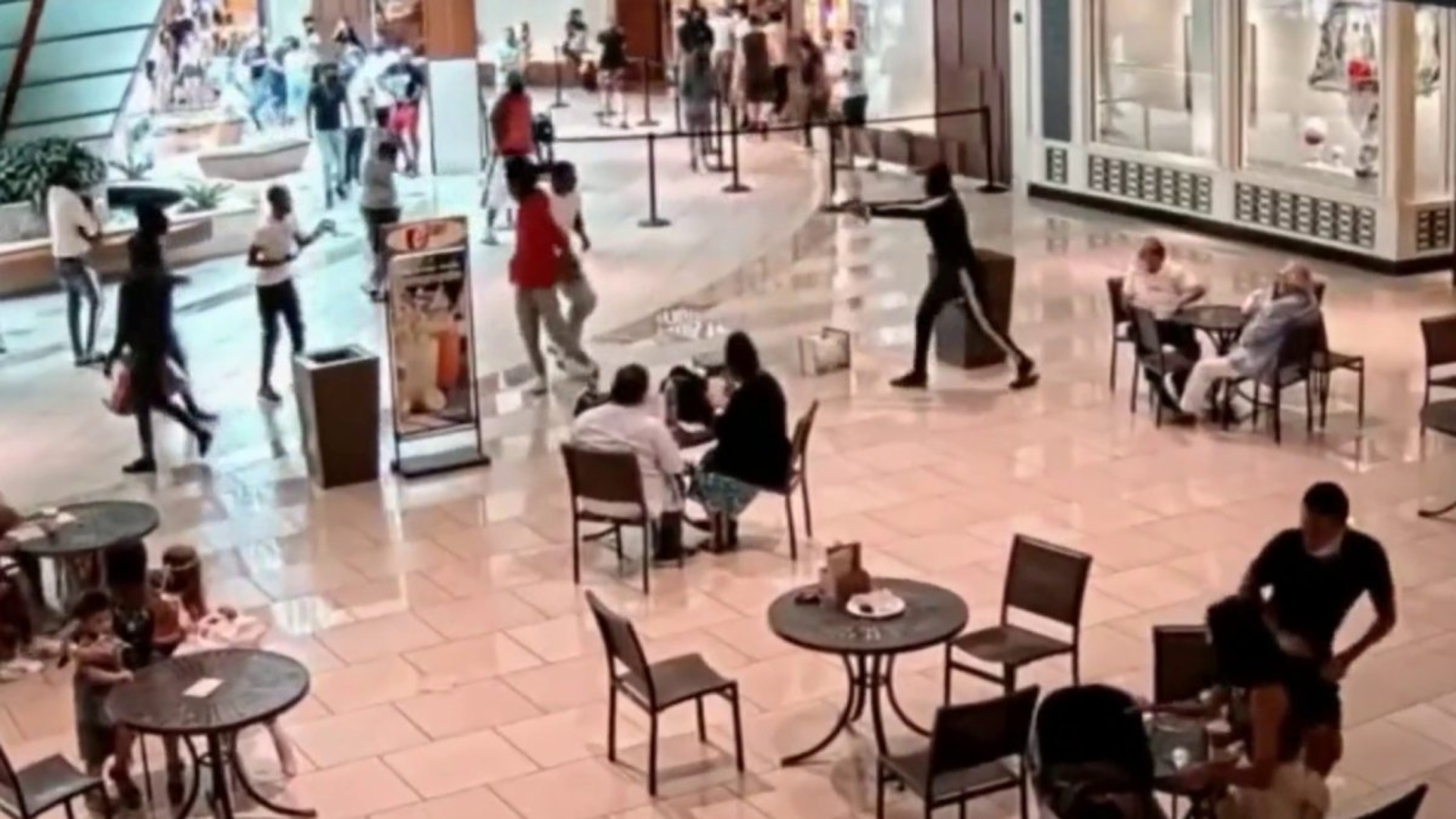 Revelan nuevo video del tiroteo en Centro Comercial Aventura