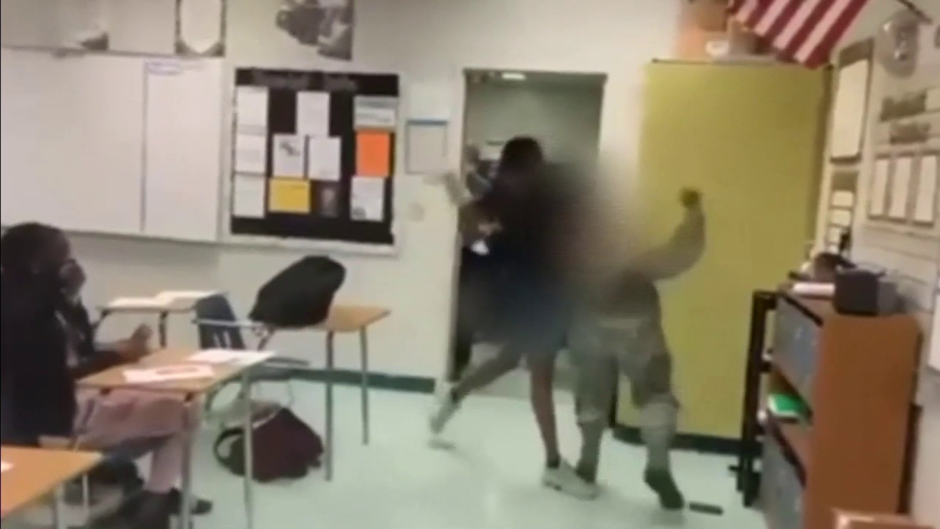 Circula impactante video de estudiante que golpea a compañera en Coral Springs