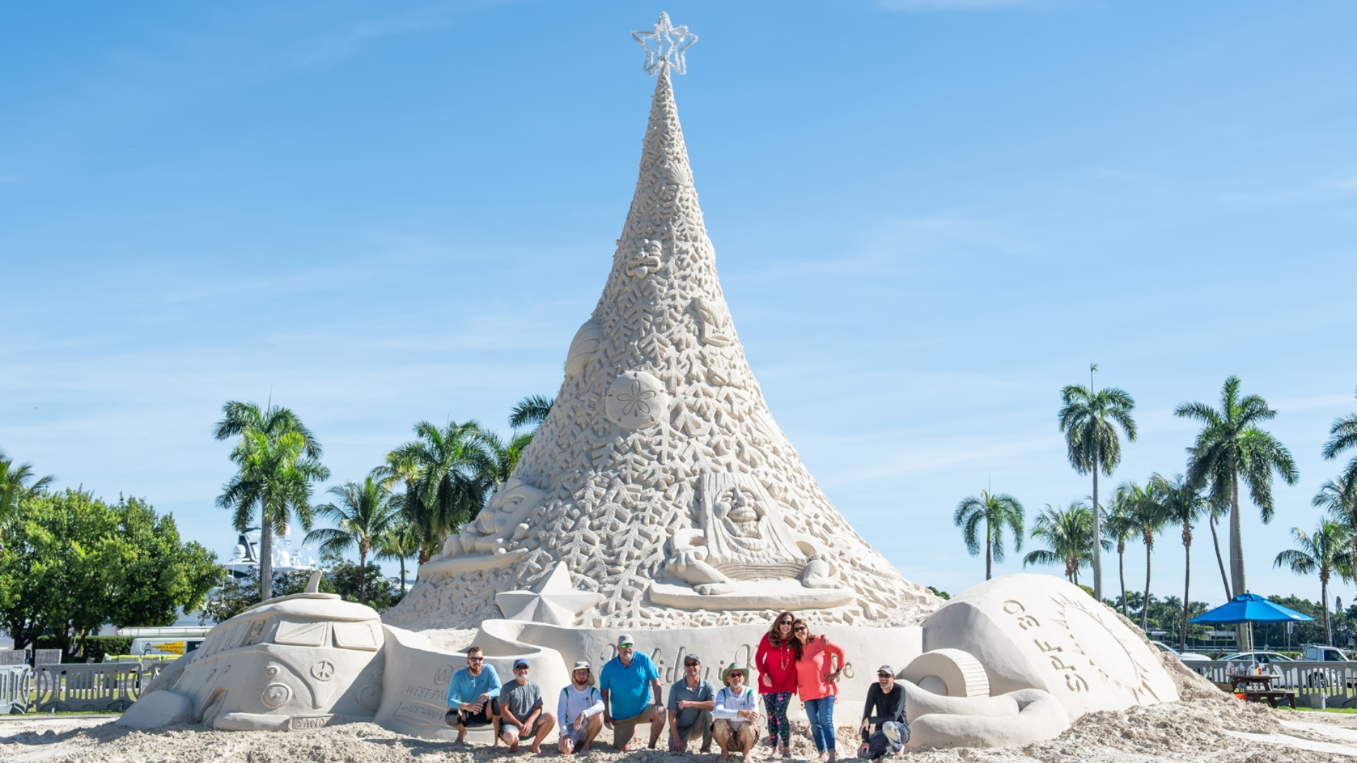 El único árbol de navidad de 35 pies y 700 toneladas de arena está en West Palm Beach
