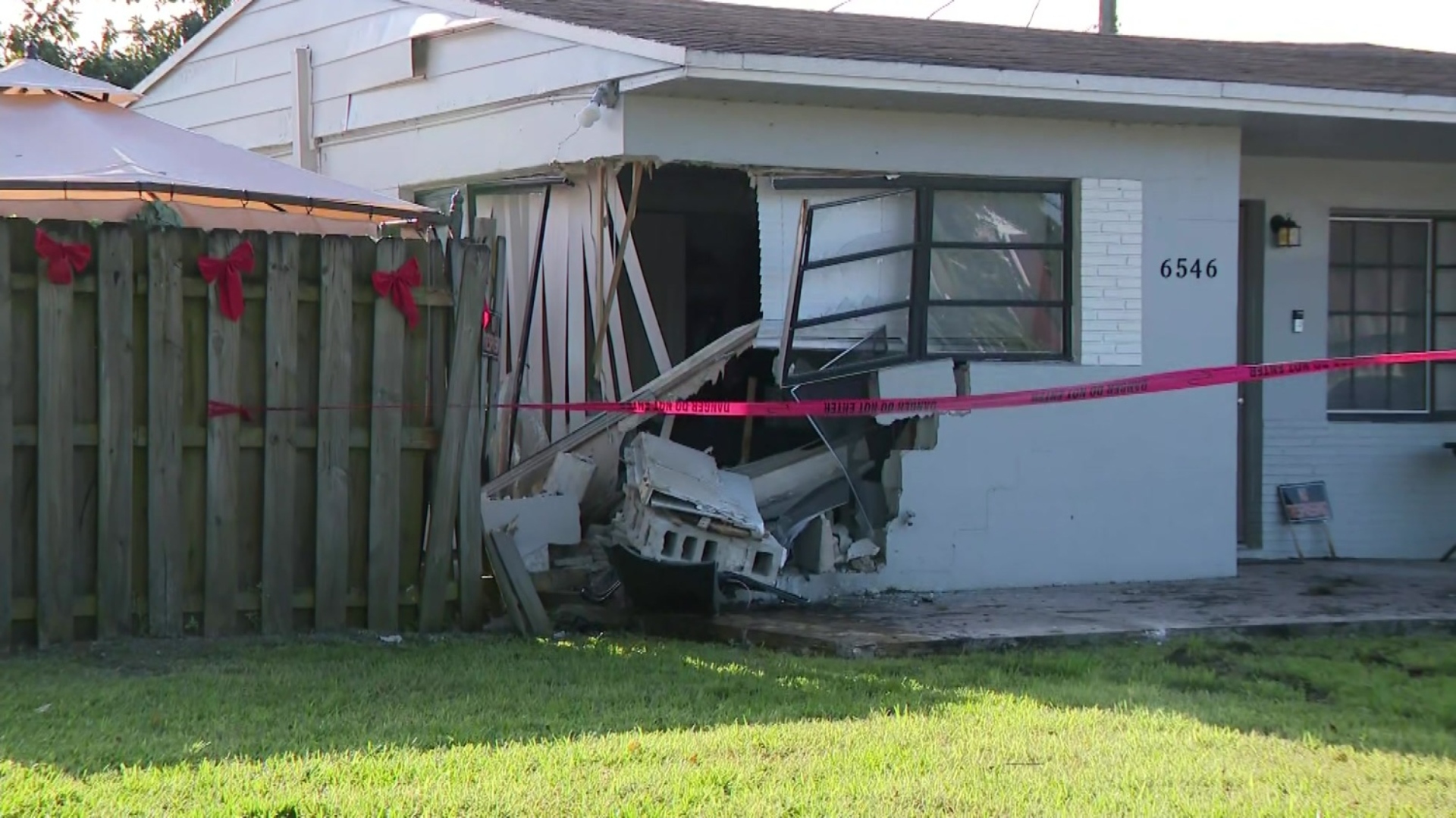 Automóvil se estrella contra una casa en Miramar