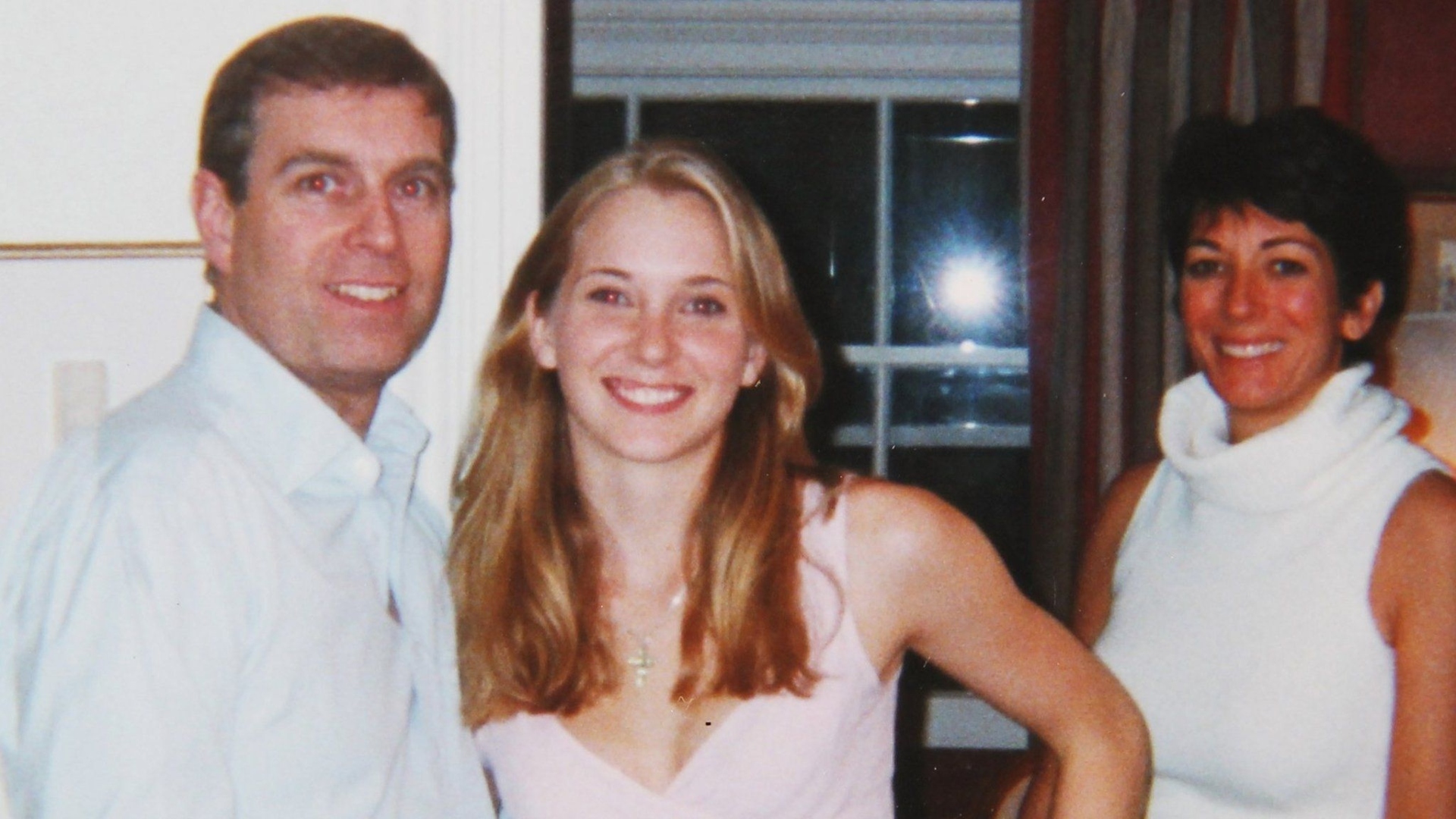 Mujer que acusa al hijo de la reina Isabel II habría firmado acuerdo con Epstein para no demandar