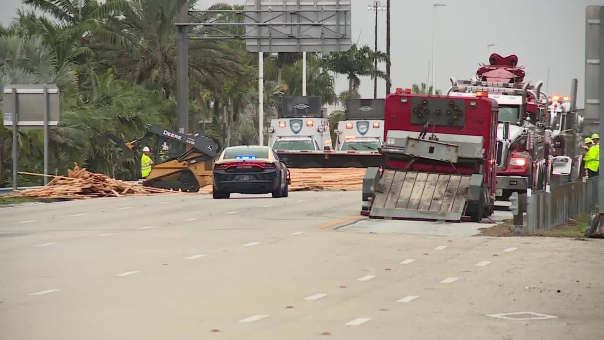 Accidente de remolque en Jupiter derramó madera cerró la I-95