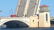Una mujer mayor que montaba bicicleta cae de puente levadizo en West Palm Beach