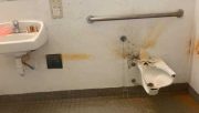 Buscan vándalos que destrozaron baños en varios parques de Martin