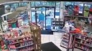 Mujer atropella a comprador al incrustar su auto en tienda en Martin