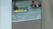 Muere mujer en parapente tras estrellarse contra un puente en el Condado Monroe