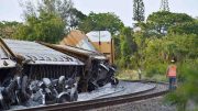 Un tren de carga de florida East Coast Railway se descarriló