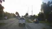 En video conductor que transita por la acera evitando el tráfico en Sarasota