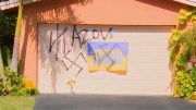 Dañan bandera ucraniana y pintan esvásticas en una casa en Fort Lauderdale