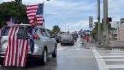 SEGUIDORES de DONALD TRUMP llegan A MAR-A-LAGO desde Miami