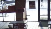 Hombre atacó a policía con cuchillos, quería que le dispararan