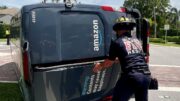 Furgón de Amazon se vuelca al colisionar con bus de Palmtran en Delray Beach