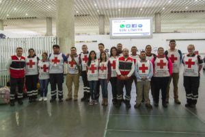 EUM20170830SOC04.JPG CIUDAD DE MÉXICO Red Cross/Cruz Roja-Harvey.- Miembros de Cruz Roja, procedentes de diversos estados, viajan este miércoles 30 de agosto de 2017, desde el AICM, a Houston, Texas, para brindar auxilio afectados por el paso de la tormenta tropical "Harvey". Foto: Agencia EL UNIVERSAL/Camila Mata/MAVC