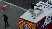 Hombre sube a techo de ambulancia en Miramar